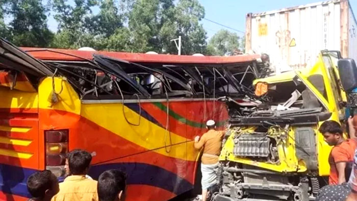 ফেনীতে বাস-কাভার্ডভ্যান সংঘর্ষে নিহত ৪