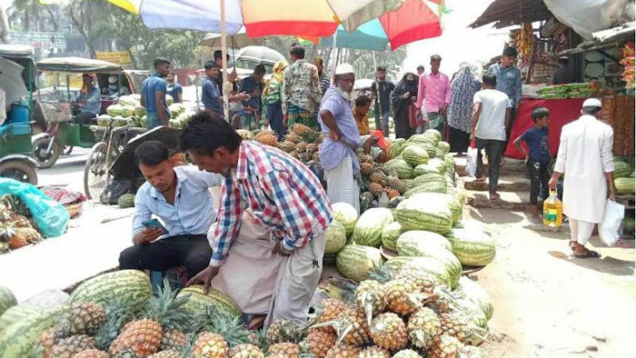 মাধবপুরে ফুটপাত দখল করে ব্যবসা, ভোগান্তিতে পথচারী
