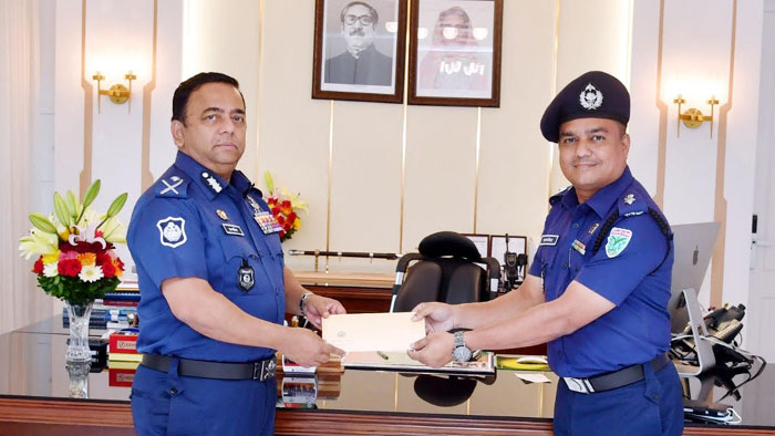 হাকালুকি হাওরে বন্যাদুর্গতদের নিজ পুরস্কারের টাকা দিলেন আইজিপি