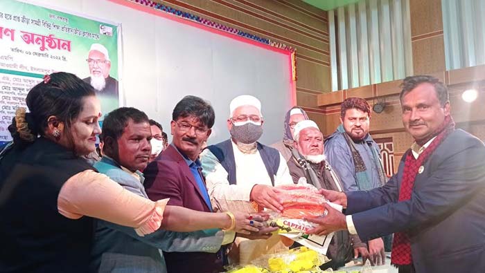 ইসলামপুরে মাননীয় ধর্মপ্রতিমন্ত্রীর ক্রিড়া সামগ্রী বিতরণ