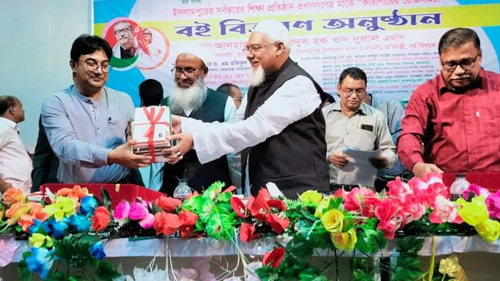 ইসলামপুরে শিক্ষকদের মাঝে কারাগারের রোজনামচা বই বিতরণ