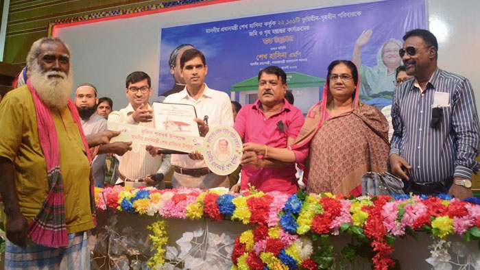 ইসলামপুরে মুজিববর্ষে ভূমিহীন ও গৃহহীনদের মধ্যে ঘর বিতারণ