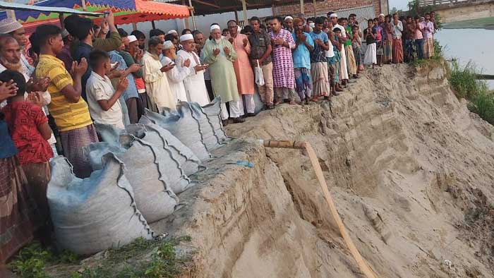 ইসলামপুরে নদী ভাঙন প্রতিরোধে ধর্ম প্রতিমন্ত্রীর জিও ব্যাগ ডাম্পিং কাজের উদ্বোধন