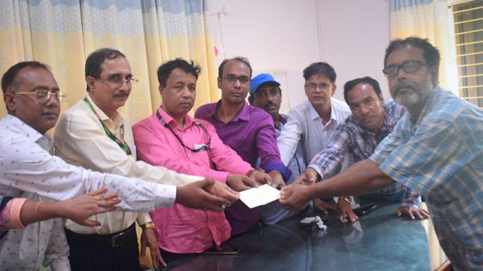 ইসলামপুরে অসুস্থ সাংবাদিককে অনুদানের চেক প্রদান