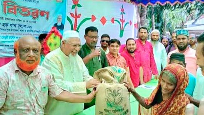 ইসলামপুরে ঝড়ে ক্ষতিগ্রস্তদের মাঝে ত্রান বিতরণ করেন ধর্ম প্রতিমন্ত্রী
