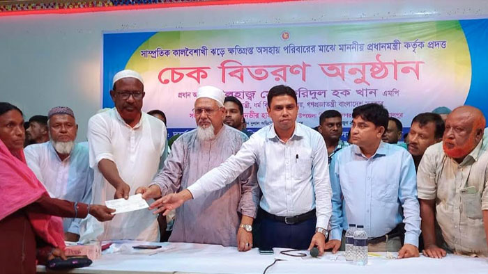 ইসলামপুরে কালবৈশাখী ঝড়ে ক্ষতিগ্রস্ত ৯শ পরিবারের মাঝে চেক বিতরণ