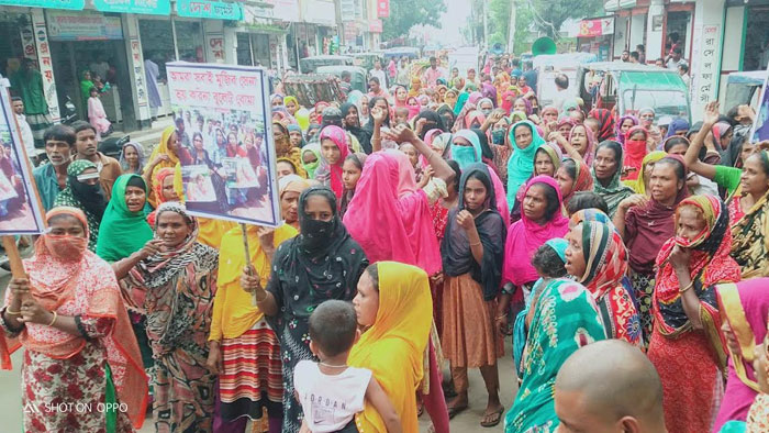 নারী সংসদ সদস্য হোসনে আরাকে লাঞ্ছিত : বিচার দাবিতে নারীদের বিক্ষোভ