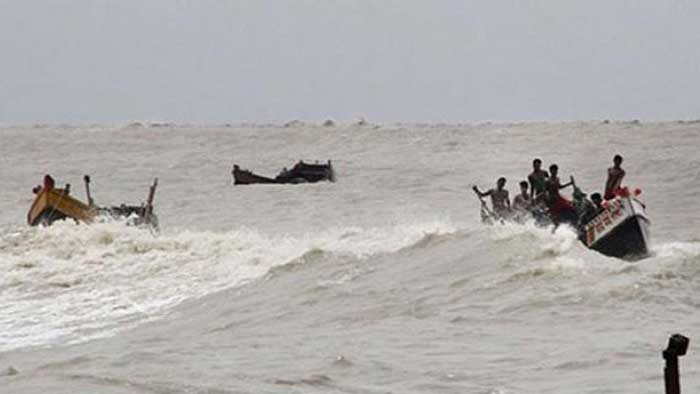 বঙ্গোপসাগরে ৭০ জেলেসহ ৫ ট্রলার ডুবি