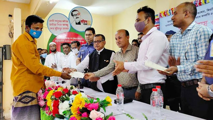 মাধবপুরে দুরারোগ্য আক্রান্তদের মাঝে চেক বিতরণ