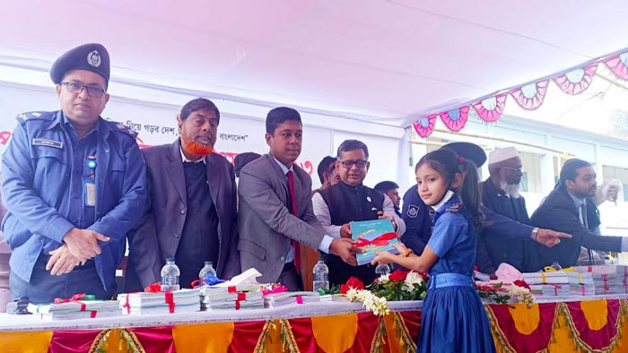 মাধবপুরে বই উৎসবে শিক্ষার্থীদের হাতে বই তুলে দেন- প্রতিমন্ত্রী মাহবুব আলী