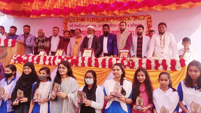 মাধবপুরে কৃতি শিক্ষার্থী ও শিক্ষার্থীর মা গুনীজনকে সম্মাননা