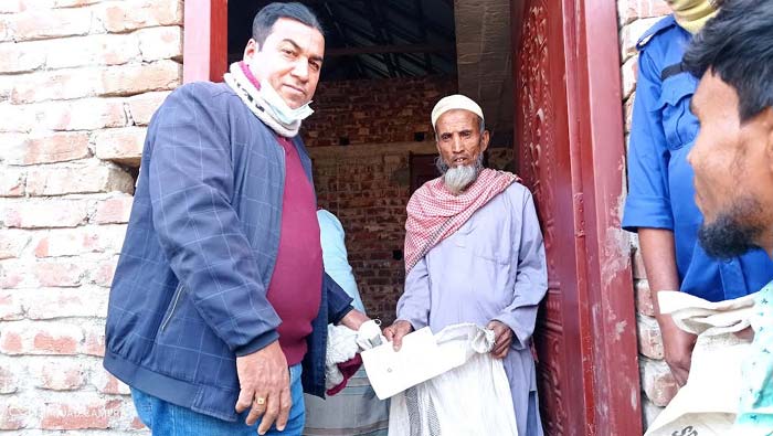ইসলামপুরে গোয়ালের চর ইউনিয়নে দরিদ্রদের মাঝে চাল বিতরণ