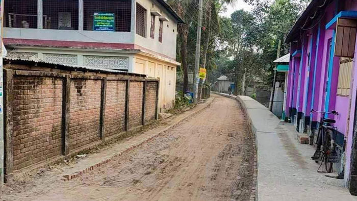 সড়ক নির্মাণে অনিয়মের অভিযোগ