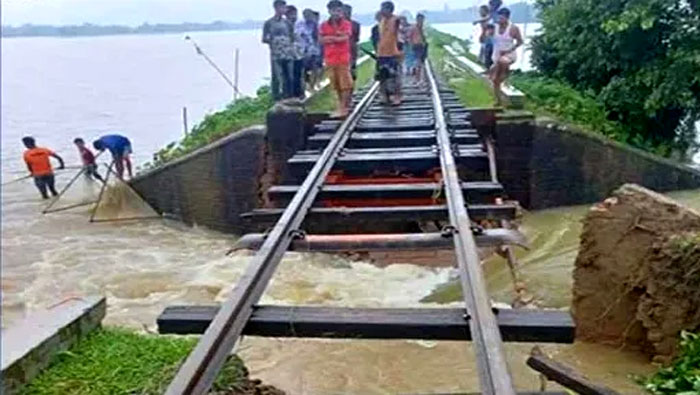 নেত্রকোনায় বন্যা: বারহাট্টায় সেতু ভেঙে ঢাকার সঙ্গে রেল যোগাযোগ বন্ধ