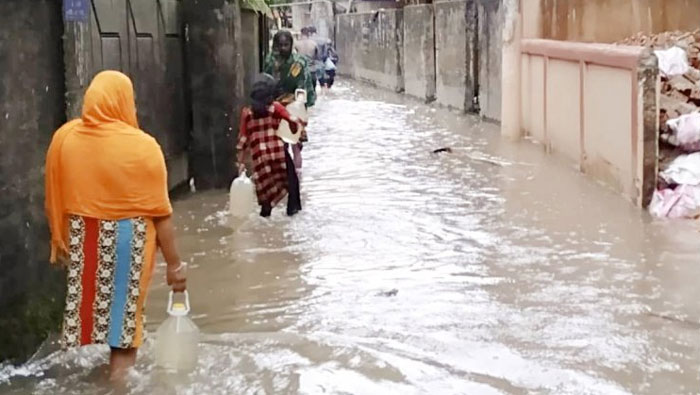 সিলেটে বন্যা: খাবার ও বিশুদ্ধ পানির তীব্র সংকট