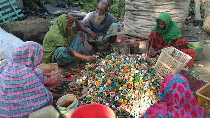 প্লাষ্টিক বিক্রি করে মাসে লাখ টাকা আয় ফরিদুলের