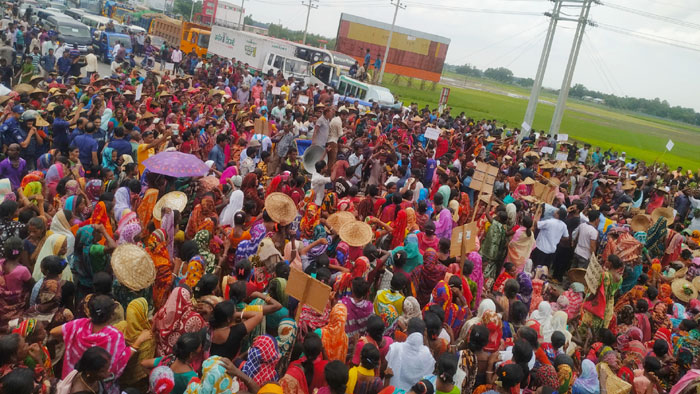 মজুরি বৃদ্ধির দাবিতে ঢাকা সিলেট মহাসড়ক অবরোধ করেছে চা শ্রমিকরা