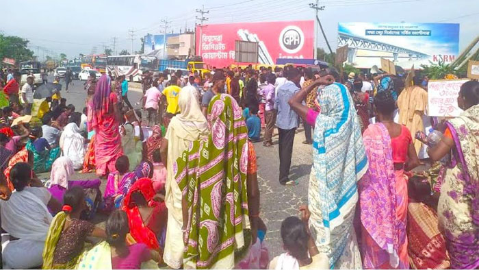 মাধবপুরে চা শ্রমিকের মজুরি বৃদ্ধির দাবিতে মহাসড়কে অবরোধ