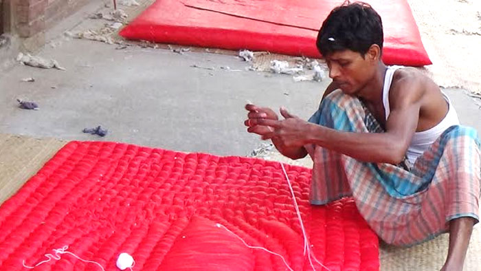 শীতের আগমনে ঠাকুরগাঁওয়ে লেপ-তোষক বানাতে ব্যস্ত সময় পার করছেন কারিগররা