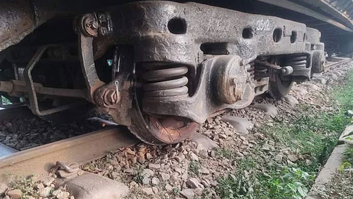 ময়মনসিংহে বগি লাইনচ্যুত, ট্রেন চলাচল বন্ধ