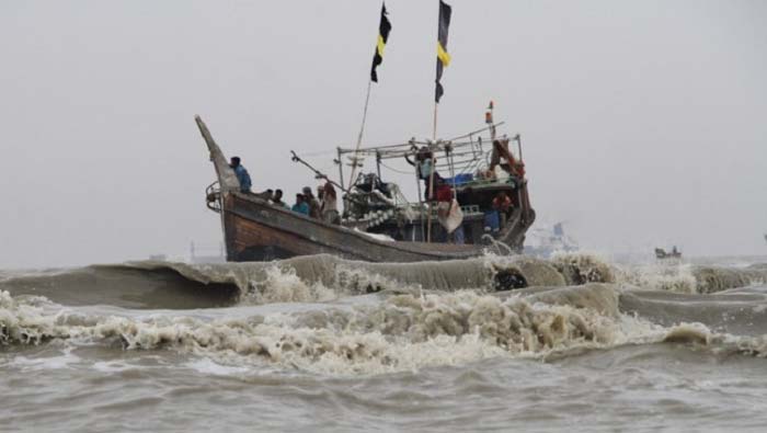 বঙ্গোপসাগরে ২০ ট্রলার ডুবে নিখোঁজ তিন