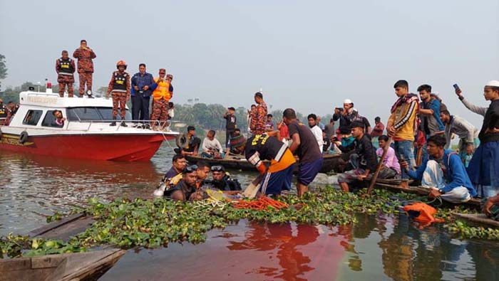চাঁদপুরে বাল্কহেড-ট্রলারের মুখোমুখি সংঘর্ষে নিহত ৫