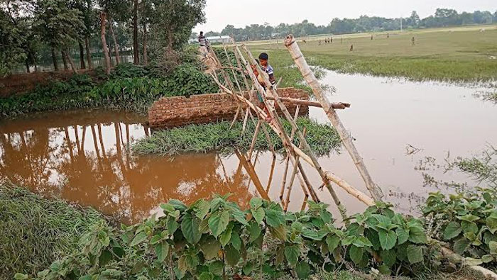 মাধবপুরে শিক্ষার্থীরা ঝুঁকি নিয়ে বাঁশের সাঁকোয় চলাচল