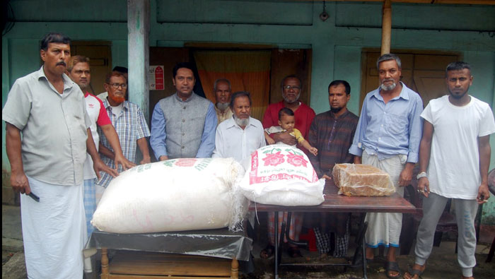 পানিবন্দী মানুষের মাঝে ডা. আরমান আহমদ শিপলুর শুকনো খাবার বিতরণ