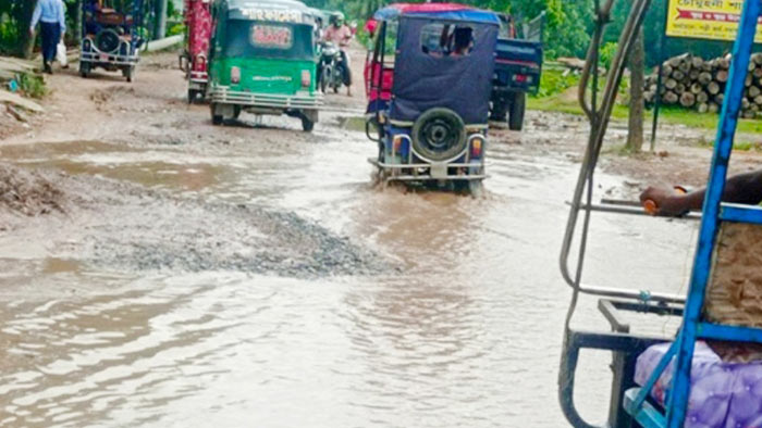 মাধবপুরে ৩ বছরেও সড়ক সংস্কার না হওয়ায় চরম দুর্ভোগে