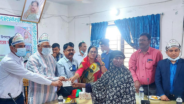 ইসলামপুরে নদী ভাঙনে ক্ষতিগ্রস্থ পরিবার পেলো প্রায় ১০ লাখ টাকার চেক