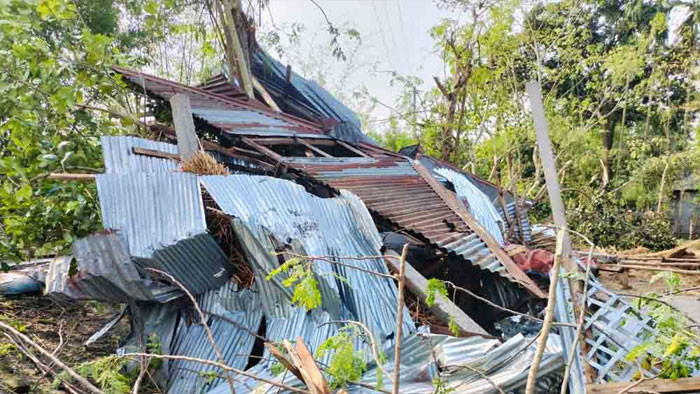 কালবৈশাখী ঝড়ের তাণ্ডবে ঘরবাড়ি লণ্ডভণ্ড