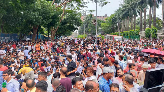 নগর ভবনে টানা চতুর্থ দিন ইশরাক সমর্থকদের বিক্ষোভ