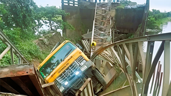 ট্রাকসহ ভেঙে পড়ল ১৫ বছর আগে নির্মাণ করা সেতু