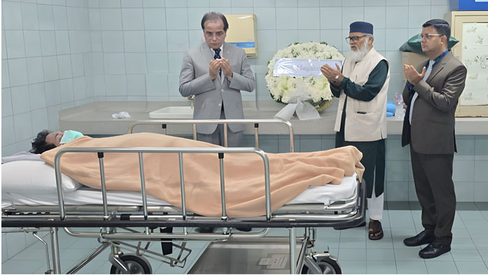 জুলাই বিপ্লবী শহিদ হাসানকে দেখতে হাসপাতালে ধর্ম উপদেষ্টা