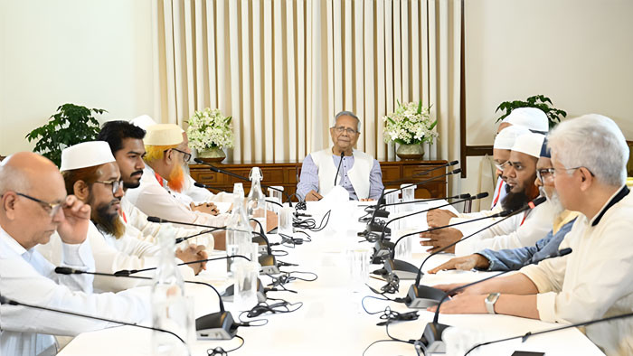 মাঝপথে প্রধান উপদেষ্টাকে সরে না যাওয়ার আহ্বান বৈঠকে অংশ নেয়া রাজনৈতিক দলগুলোর