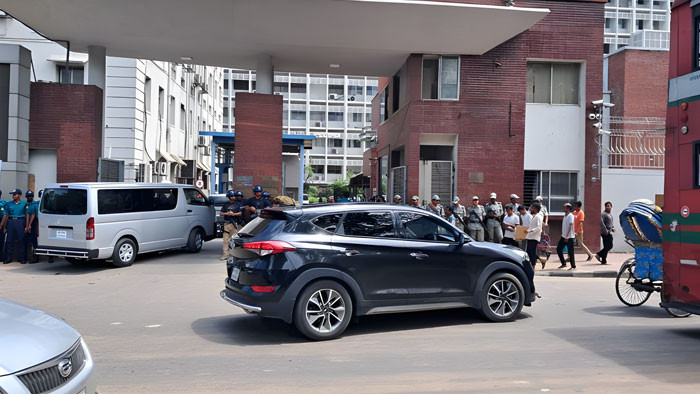 সচিবালয়ে নিরাপত্তাব্যবস্থা জোরদারে মোতায়েন করা হয়েছে সোয়াট-বিজিবি