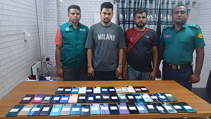 অর্ধশত চোরাই মোবাইলসহ চোর চক্রের ২ সদস্যকে গ্রেফতার করেছে কদমতলী থানা পুলিশ