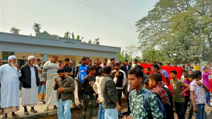 বুড়িমারী এক্সপ্রেস ট্রেনটি ‘কাকিনা স্টেশনে’ স্টপেজের দাবিতে এলাকাবাসীর বিক্ষোভ
