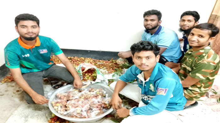 ইবিতে মৌসুমী ফল শিক্ষার্থীদের রুমে রুমে পৌঁছে দিলেন হল প্রভোস্ট