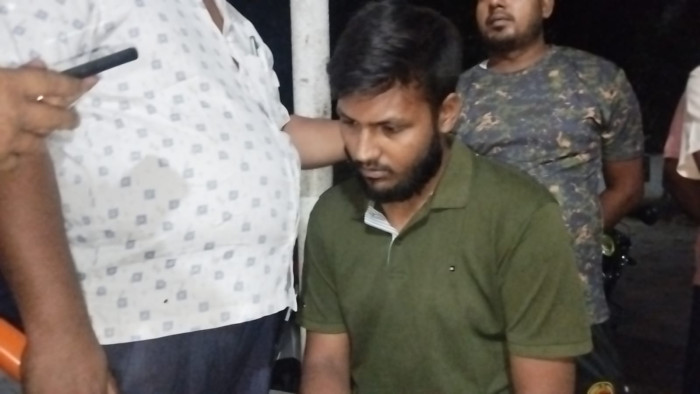 শিক্ষার্থীদের হাতে ইবি ছাত্রলীগ নেতা আটক, থানায় সোপর্দ