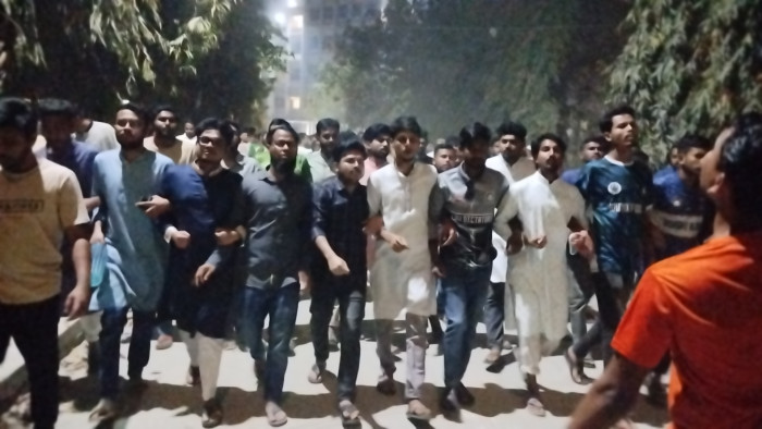 বিদ্রোহী হল প্রভোস্টের পদত‍্যাগ চেয়ে বিক্ষোভ মিছিল করে শিক্ষার্থীরা