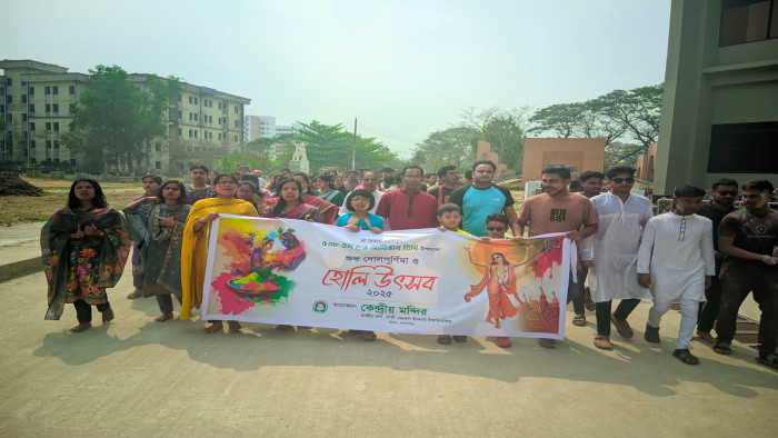 হোলিৎসবে আবীর খেলায় মেতে উঠেছে শিক্ষার্থীরা