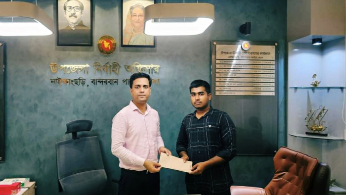 নিজের সম্মানির টাকা মেধাবী শিক্ষার্থীকে দিলেন ইউএনও জাকারিয়া