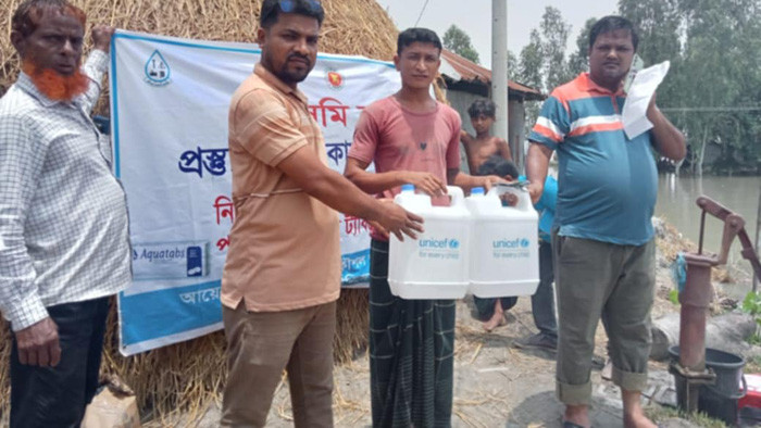 নাগেশ্বরীতে বন্যার্তদের জনস্বাস্থ্য প্রকৌশলের জেরিকান ও পানি বিশুদ্ধকরন ট্যাবলেট বিতরণ