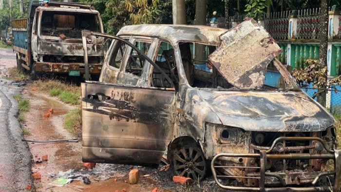 চট্টগ্রামের লোহাগাড়ায় ৪ যানবাহনে আগুন