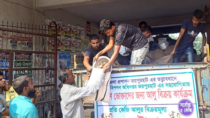আক্কেলপুরে ৩৬ টাকা কেজিতে আলু বিক্রয়