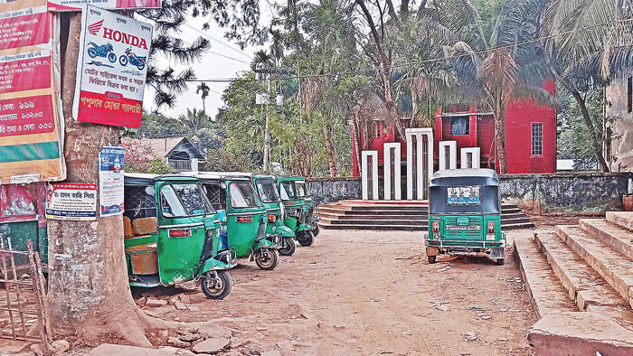 অটোরিকশার দখলে এখন শমশেরনগর শহীদ মিনার