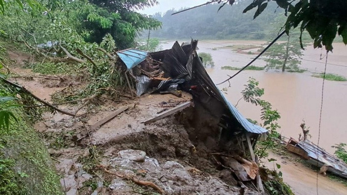 কক্সবাজারে পাহাড় ধসে শিশুসহ নিহত ২