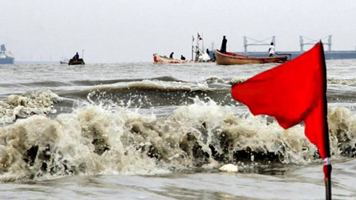 চার সমুদ্রবন্দরে ৩ নম্বর সতর্ক সংকেত