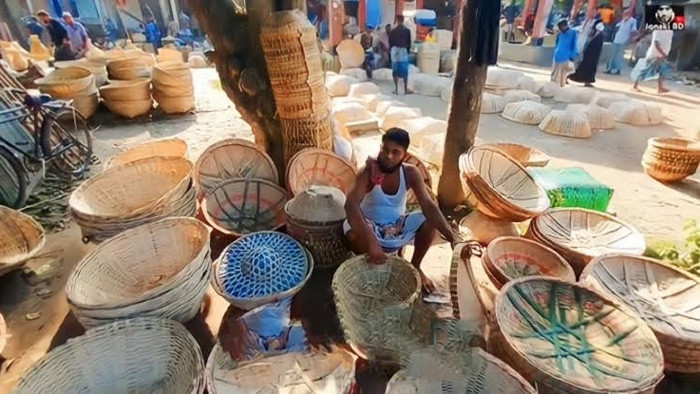 অপচনশীল প্লাস্টিক গিলে খাচ্ছে বাঁশ শিল্প, বেকার হয়ে পড়ছে কারিগররা!